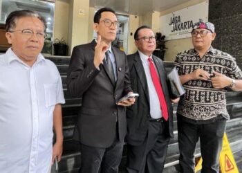 Kuasa hukum Roy Suryo Cs, Refly Harun dan Jahmada Girsang. Foto: Ist