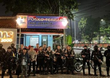 Petugas patroli malam Polda Metro Jaya mengamankan empat pemuda yang kedapatan membawa senjata tajam jenis celurit saat diduga hendak melakukan tawuran di kawasan Pulogadung, Jakarta Timur, Selasa (10/2/2026) dini hari.