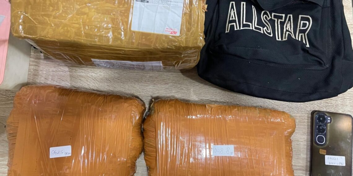 Petugas Ditresnarkoba Polda Metro Jaya menunjukkan barang bukti ganja seberat 2 kilogram yang diamankan dari tersangka AF di wilayah Depok, Minggu (8/2/2026).