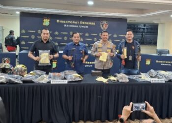 Kabid Humas Polda Metro Jaya Kombes Budi Hermanto dan Dirreskrimum Kombes Iman Imanuddin didampingi Kasubdit Jatanras serta penyidik. Foto: Amsi