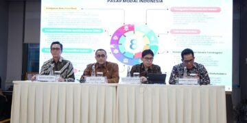 Konferensi Pers Kepala Eksekutif Pengawas Pasar Modal, Keuangan Derivatif dan Bursa Karbon OJK Hasan Fawzi di Bursa Efek Indonesia, bersama jajaran OJK dan Direksi Self-Regulatory Organization (SRO).