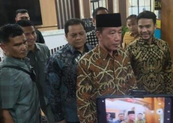 Mantan Presiden RI Joko Widodo (Jokowi) berjalan meninggalkan Mapolresta Solo usai menjalani pemeriksaan tambahan oleh penyidik Polda Metro Jaya terkait laporan dugaan pencemaran nama baik, Rabu (11/2/2026).