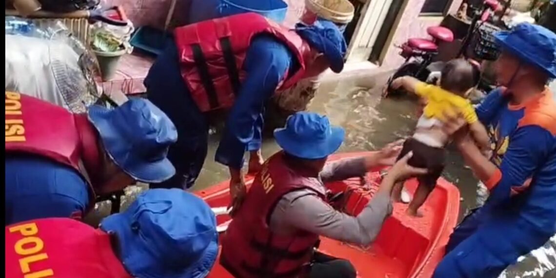 Aksi Polisi Lakukan Evakuasi Bayi Terendam Banjir di Kebon Pala Jakarta Timur