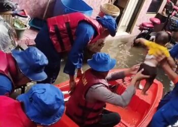 Aksi Polisi Lakukan Evakuasi Bayi Terendam Banjir di Kebon Pala Jakarta Timur