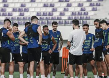 Pelatih Persita Carlos Pena (Baju Putih) meminta anak asuhnya untuk bekerja lebih keras saat melawan Semen Padang. Hal ini diminta setelah mereka gagal memaksimalkan dua laga kandang kemarin. (iG Persita)