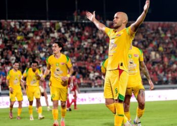 Pemain Persebaya usai merayakan kemenangan besar melawan Bali United 3-1 di Stadion I Wayan Gipta. (Ig Persebaya)