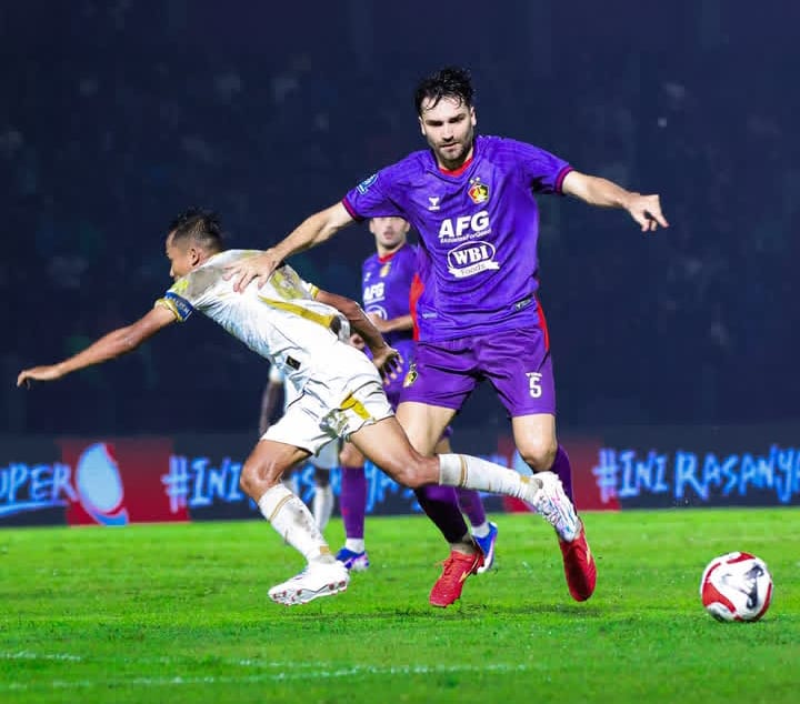 Pemain persik Kediri Jon Toral saat melewati hadangan pemain Bhayangkara FC. Dalam laga tersebut Persik harus mengakui keunggulan Bhayangkara 3-4. (Ig Persik)