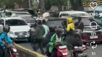 Pengemudi Calya lawan arah dan diamuk massa lantaran gunakan plat nomor palsu