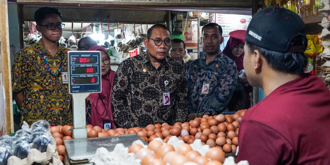 Walikota Arifin Tinjau Langsung Harga Bahan Pokok di Pasar Johar Baru, Kamis (12/2/2026) (Foto: Ridwansyah/ekoin.co)