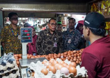 Walikota Arifin Tinjau Langsung Harga Bahan Pokok di Pasar Johar Baru, Kamis (12/2/2026) (Foto: Ridwansyah/ekoin.co)