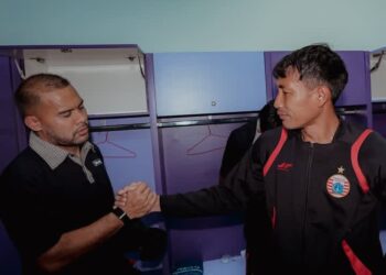 Dua pemain Persija Hansamu Yama dan Rio Fahmi saat pamit dengan rekan setim. Keduanya akan melakukan masa peminjaman di klub lain. (iG Persija)