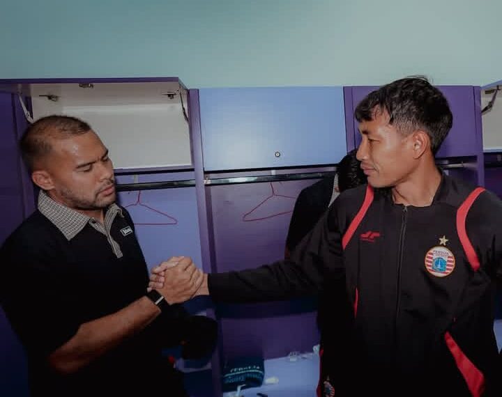 Dua pemain Persija Hansamu Yama dan Rio Fahmi saat pamit dengan rekan setim. Keduanya akan melakukan masa peminjaman di klub lain. (iG Persija)