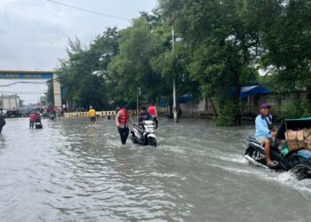 Polisi Polda Metro Jaya sedang siaga dan membantu warga terdampak genangan air rob di Pelabuhan Perikanan Muara Baru, Jakarta Utara, Minggu (1/2/2026).