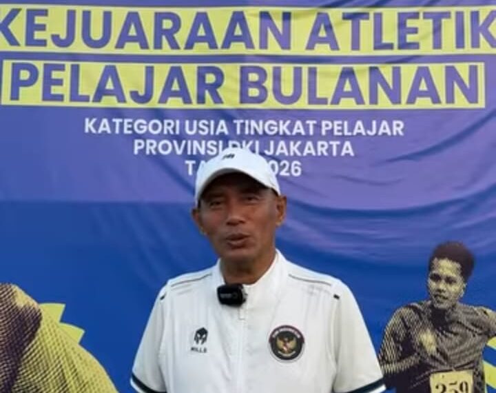 Ketua PASI Jakarta Mustara Musa saat mengumumkan Kejuaraan Bulanan Atletik ke 198.