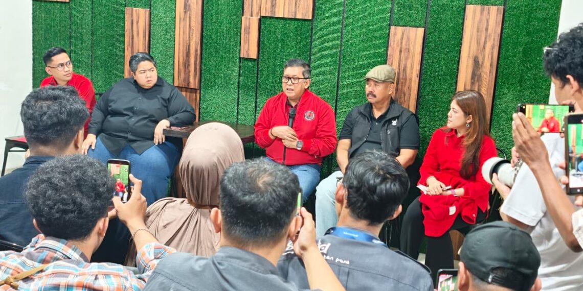 Sekjen PDIP Hasto Kristiyanto saat berdialog dengan media