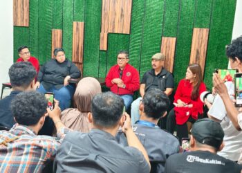 Sekjen PDIP Hasto Kristiyanto saat berdialog dengan media