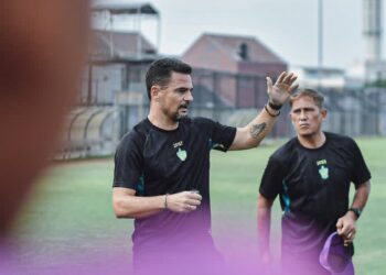 Pelatih Persita Carlos pena meminta timnya bangkit usai Kekalahan menyakitkan oleh Persija di Kandang Sendiri. (iG Persita)