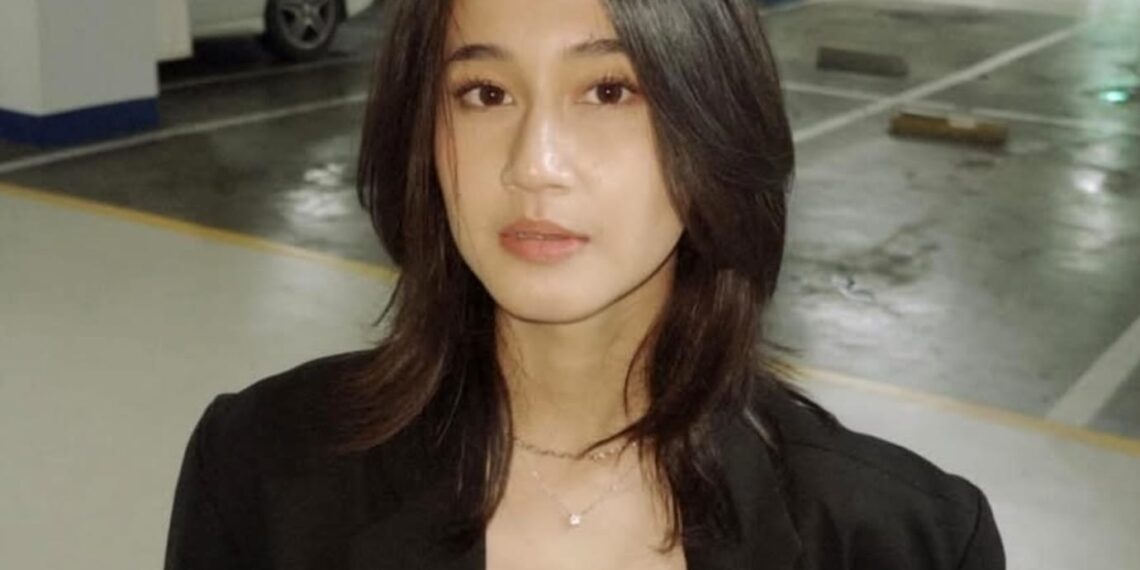 Levi Leonita Davies (ibunda Keisya Levronka) bersama putranya, Lexi Valleno Havlenda. Keluarga menyoroti lemahnya prosedur K3 di lingkungan kampus pasca-insiden jatuhnya Lexi dari lantai enam gedung saat latihan pecinta alam yang berujung pada cedera saraf serius. (Foto: Instagram @levileonita)