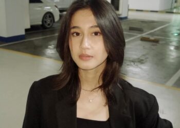 Levi Leonita Davies (ibunda Keisya Levronka) bersama putranya, Lexi Valleno Havlenda. Keluarga menyoroti lemahnya prosedur K3 di lingkungan kampus pasca-insiden jatuhnya Lexi dari lantai enam gedung saat latihan pecinta alam yang berujung pada cedera saraf serius. (Foto: Instagram @levileonita)