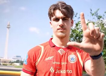 Stiker naturalisasi Timnas Mauro Ziljstra resmi berseragam Persija Jakarta. Dirinya dikontrak dengan Jangka Waktu 2.5 Musim. (iG Persija)