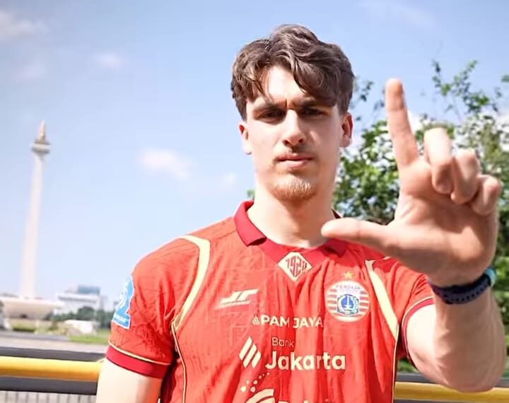 Stiker naturalisasi Timnas Mauro Ziljstra resmi berseragam Persija Jakarta. Dirinya dikontrak dengan Jangka Waktu 2.5 Musim. (iG Persija)