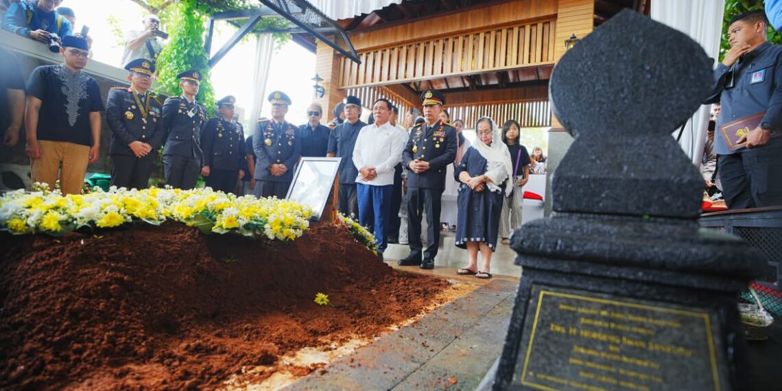 Penghormatan Terakhir: Kapolri Jenderal Listyo Sigit Prabowo saat menghadiri prosesi pemakaman Eyang Meri Hoegeng di TPBU Giritama, Bogor. Kapolri menegaskan bahwa pesan almarhumah untuk menjaga integritas dan marwah Polri akan menjadi pedoman bagi seluruh jajaran kepolisian di masa depan. (Foto: Dok. Humas Polri/Ekoin.co)