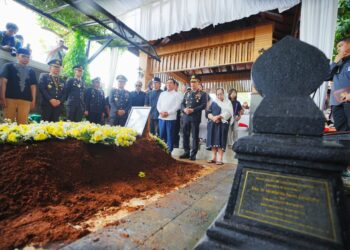 Penghormatan Terakhir: Kapolri Jenderal Listyo Sigit Prabowo saat menghadiri prosesi pemakaman Eyang Meri Hoegeng di TPBU Giritama, Bogor. Kapolri menegaskan bahwa pesan almarhumah untuk menjaga integritas dan marwah Polri akan menjadi pedoman bagi seluruh jajaran kepolisian di masa depan. (Foto: Dok. Humas Polri/Ekoin.co)