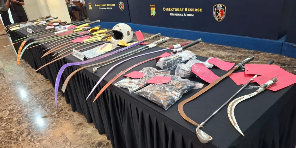 ajaran Ditreskrimum Polda Metro Jaya menunjukkan barang bukti puluhan senjata tajam hasil modifikasi yang disita dari para pelaku tawuran dalam konferensi pers Operasi Pekat Jaya di Jakarta, Rabu (4/2/2026). Sebanyak 105 pelaku berhasil diamankan guna menekan angka kriminalitas jalanan di ibu kota. (Foto: Dok. Humas Polda Metro Jaya/Ekoin.co)