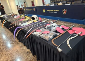 ajaran Ditreskrimum Polda Metro Jaya menunjukkan barang bukti puluhan senjata tajam hasil modifikasi yang disita dari para pelaku tawuran dalam konferensi pers Operasi Pekat Jaya di Jakarta, Rabu (4/2/2026). Sebanyak 105 pelaku berhasil diamankan guna menekan angka kriminalitas jalanan di ibu kota. (Foto: Dok. Humas Polda Metro Jaya/Ekoin.co)