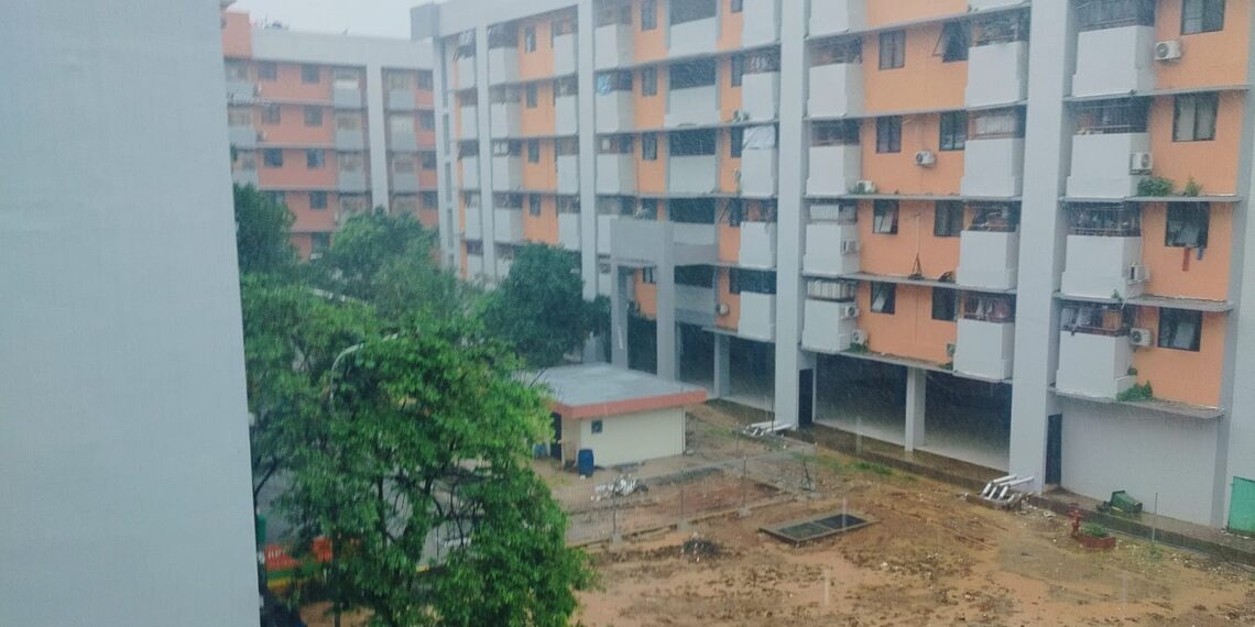 Gubernur DKI Jakarta Pramono Anung saat memberikan keterangan terkait tindak lanjut program strategis nasional di Jakarta. Pemprov DKI secara resmi melarang penggunaan atap seng pada proyek pembangunan Rumah Susun (Rusun) baru guna mendukung arahan Presiden Prabowo dalam menciptakan hunian yang lebih sejuk dan sehat. (Foto: Istimewa/Ekoin.co)