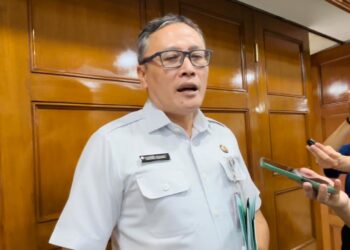 Inspektur DKI Jakarta Dhany Sukma saat memberikan keterangan di Balai Kota Jakarta, Rabu (4/2/2026). Pemprov DKI memastikan akan memberikan sanksi tegas bagi ASN yang terbukti bermain judi online berdasarkan laporan PPATK dan hasil pemeriksaan internal sesuai aturan disiplin PNS. (Foto: RidwansyahEkoin.co)