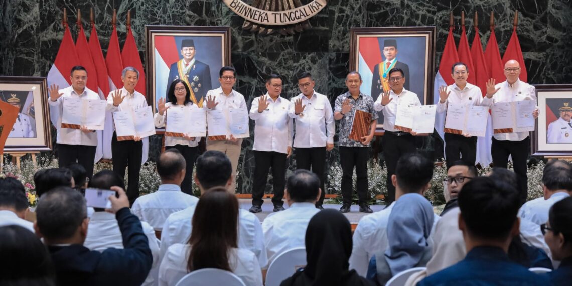 Gubernur DKI Jakarta, Pramono Anung dan Gubernur Banten Andra Soni usai menyaksikan penandatanganan Nota Kesepahaman Pengembangan MRT Lintas Kembangan - Balaraja di Balaikota, Rabu (4/2/2026)
