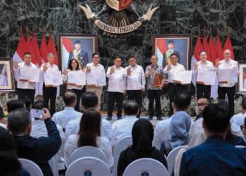 Gubernur DKI Jakarta, Pramono Anung dan Gubernur Banten Andra Soni usai menyaksikan penandatanganan Nota Kesepahaman Pengembangan MRT Lintas Kembangan - Balaraja di Balaikota, Rabu (4/2/2026)