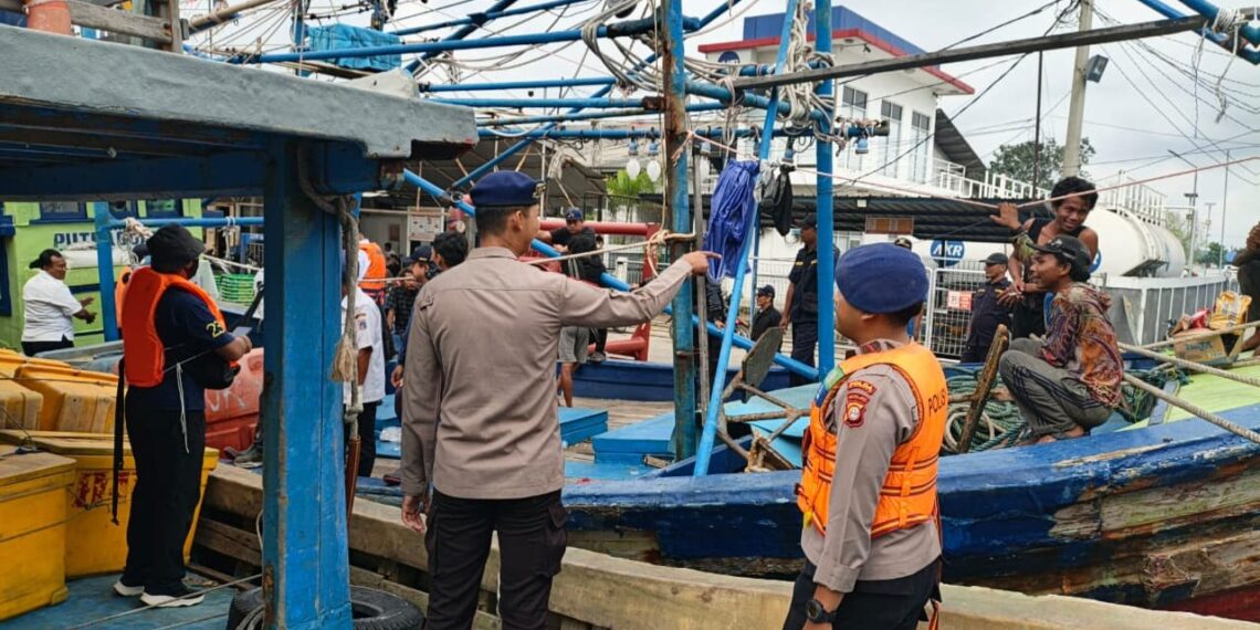Polda Metro merelokasi 12 kapal di Pelabuhan Perikanan Muara Angke, Jakarta Utara. Foto: Humas PMJ