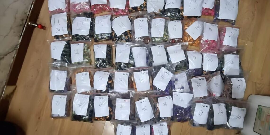 Polisi gagalkan peredaran narkotika jenis etomidate, sita ribuan cartridge dan mengamankan tiga orang pelaku berinisial P, R dan N. Foto: Humas PMJ