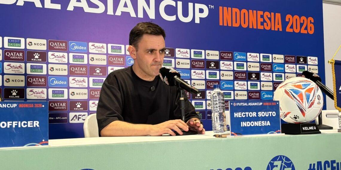 Pelatih Timnas Futsal Indonesia, Hector Souto, memberikan instruksi di pinggir lapangan saat laga semifinal melawan Jepang di Indonesia Arena. Meski sukses membawa Indonesia ke final Piala Asia untuk pertama kalinya, Souto menegaskan bahwa keberhasilan ini adalah buah keringat para pemainnya secara keseluruhan. (Foto: Istimewa/Ekoin.co)