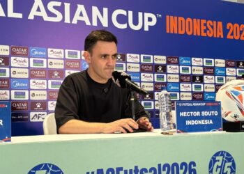 Pelatih Timnas Futsal Indonesia, Hector Souto, memberikan instruksi di pinggir lapangan saat laga semifinal melawan Jepang di Indonesia Arena. Meski sukses membawa Indonesia ke final Piala Asia untuk pertama kalinya, Souto menegaskan bahwa keberhasilan ini adalah buah keringat para pemainnya secara keseluruhan. (Foto: Istimewa/Ekoin.co)