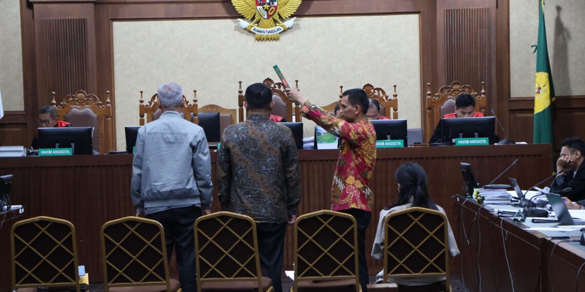 Jaksa Penuntut Umum (JPU) Roy Riadi membedah fakta material terkait dugaan korupsi pengadaan Chromebook di Pengadilan Tipikor Jakarta Pusat. Sidang mengungkap adanya grup WhatsApp internal "Core Team" yang diduga menjadi wadah pengaturan spesifikasi dan harga proyek sebelum tender resmi dijalankan. (Foto: Istimewa/Ekoin.co)