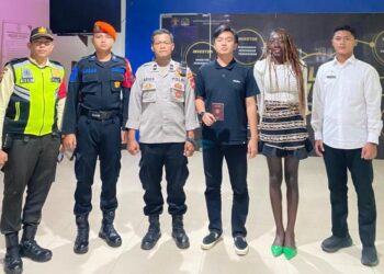 Personel Polsek Gambir saat memberikan pendampingan kepada Mariame Traore (WNA Prancis) yang ditemukan terlantar di Hall Utara Stasiun Gambir. Mariame kini telah diserahkan ke Kantor Imigrasi Jakarta Pusat di Kemayoran untuk penanganan dokumen dan izin tinggal lebih lanjut. (Foto: Humas Polres Jakarta Pusat/Ekoin.co)