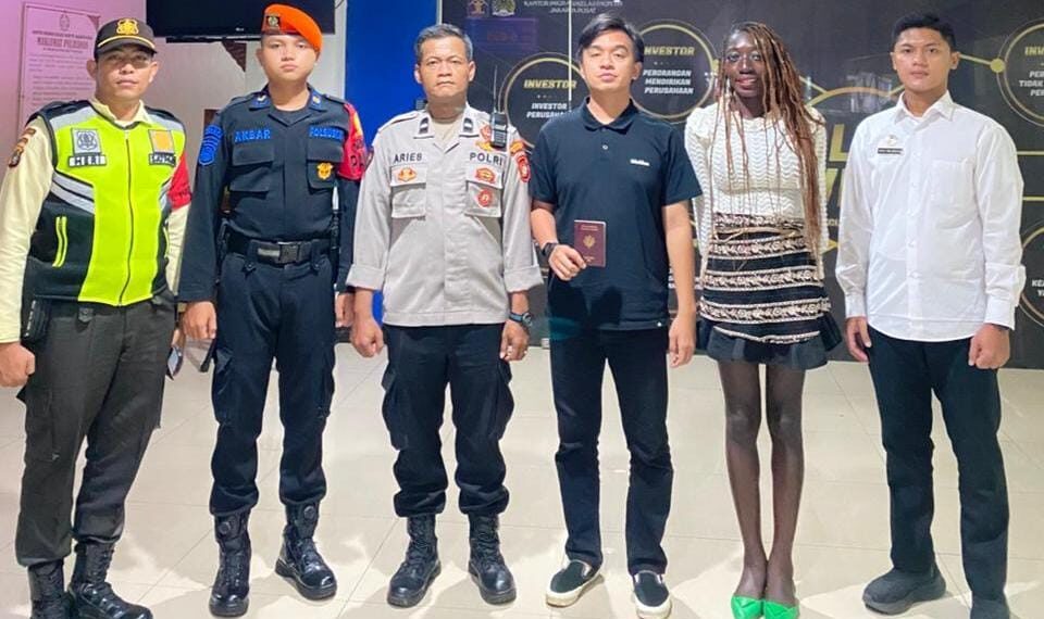 Personel Polsek Gambir saat memberikan pendampingan kepada Mariame Traore (WNA Prancis) yang ditemukan terlantar di Hall Utara Stasiun Gambir. Mariame kini telah diserahkan ke Kantor Imigrasi Jakarta Pusat di Kemayoran untuk penanganan dokumen dan izin tinggal lebih lanjut. (Foto: Humas Polres Jakarta Pusat/Ekoin.co)