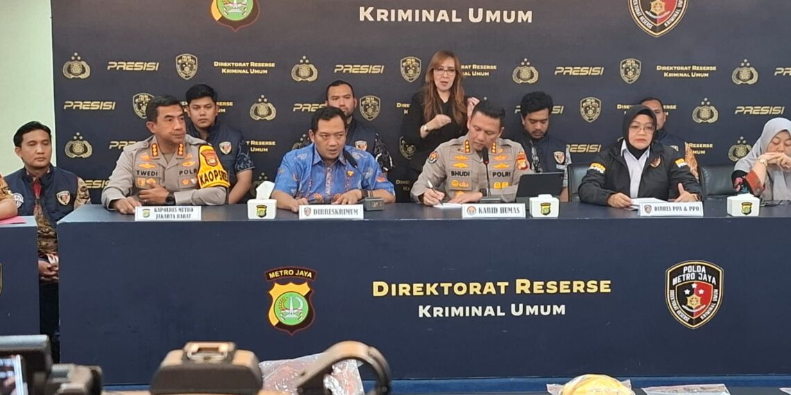Dirreskrimum Polda Metro Jaya Kombes Iman Imanuddin menerangkan tersangka IJ ibu kandung korban, menjemput korban RZA. Foto: Amsi