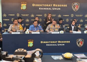 Dirreskrimum Polda Metro Jaya Kombes Iman Imanuddin menerangkan tersangka IJ ibu kandung korban, menjemput korban RZA. Foto: Amsi