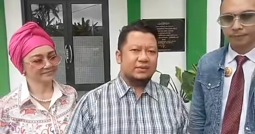 Firdha Razak saat mendampingi putranya melaporkan kasus pernikahan ganda ke kepolisian, Jumat (6/2/2026).