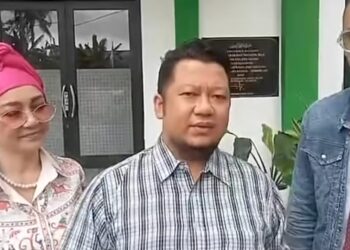 Firdha Razak saat mendampingi putranya melaporkan kasus pernikahan ganda ke kepolisian, Jumat (6/2/2026).
