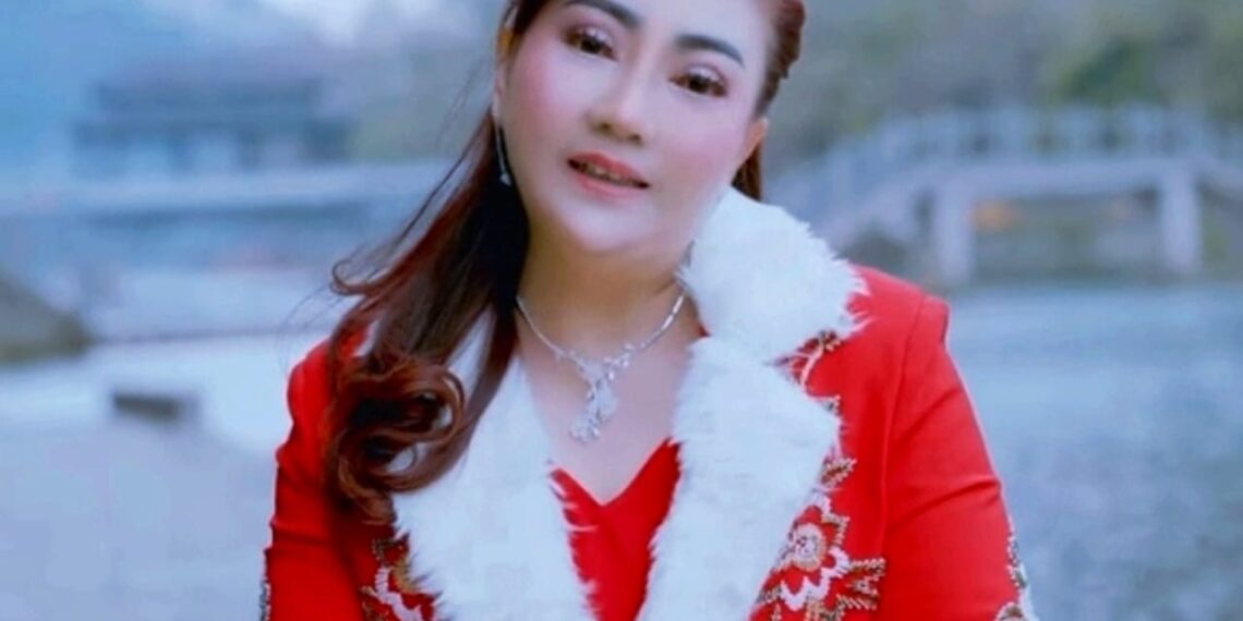 Akim Oei saat memperkenalkan single terbarunya “Kisah Ini”. Lagu ini menjadi refleksi diri tentang pentingnya memetik pelajaran dari masa lalu agar tidak jatuh pada kesalahan yang sama. Kini sudah tersedia di seluruh platform streaming digital. (Foto: Nafiri Music Production/Ekoin.co)