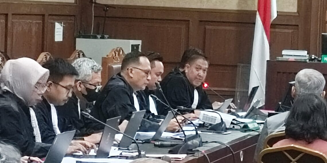 Kuasa hukum terdakwa memberikan keterangan kepada media usai sidang dugaan korupsi pengadaan Chromebook di Pengadilan Tipikor Jakarta.