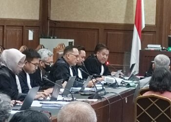 Kuasa hukum terdakwa memberikan keterangan kepada media usai sidang dugaan korupsi pengadaan Chromebook di Pengadilan Tipikor Jakarta.