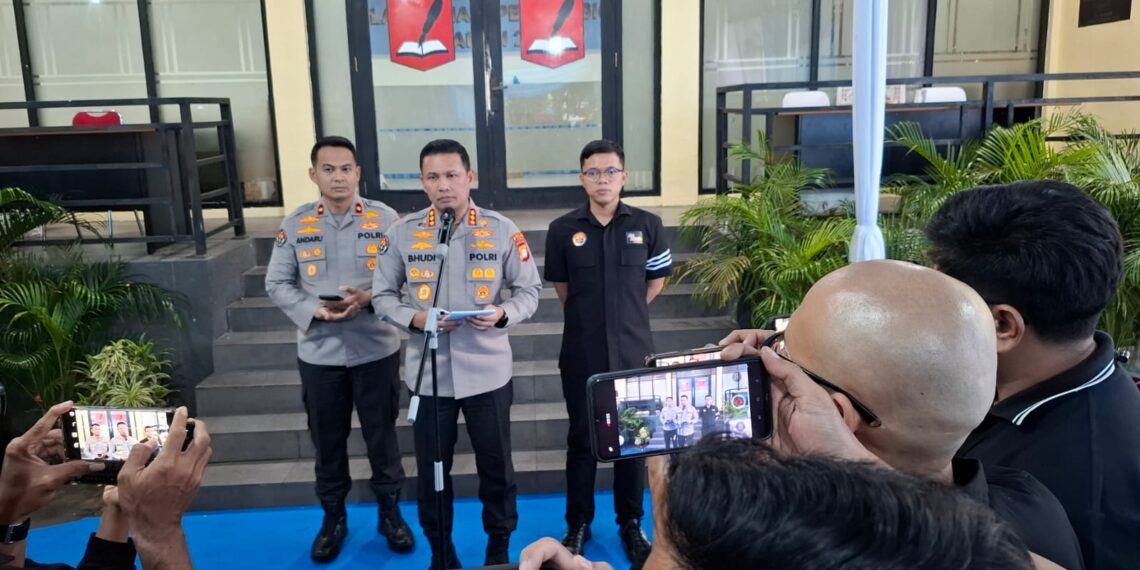 Kepala Bidang Humas Polda Metro Jaya, Kombes Pol Budi Hermanto, membenarkan penangkapan tersebut. Dua terduga pelaku berinisial A (29) dan AA (28) diamankan tim Subdit Jatanras dan kini menjalani proses penyidikan lebih lanjut.