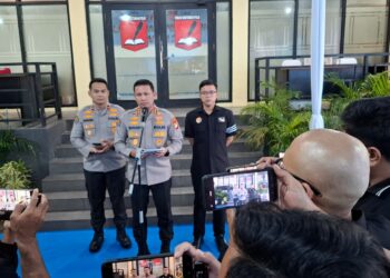 Kepala Bidang Humas Polda Metro Jaya, Kombes Pol Budi Hermanto, membenarkan penangkapan tersebut. Dua terduga pelaku berinisial A (29) dan AA (28) diamankan tim Subdit Jatanras dan kini menjalani proses penyidikan lebih lanjut.