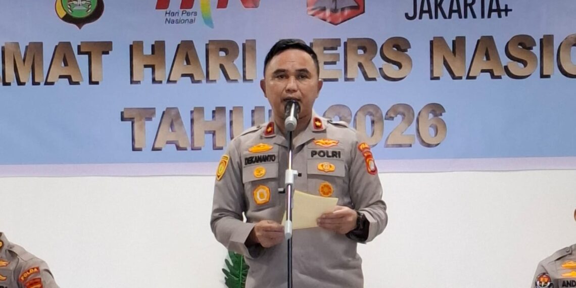 Wakapolda Metro Jaya Brigjen Pol Dekananto Eko Purwono (tengah) saat merayakan Hari Pers Nasional bersama insan pers di Balai Wartawan Polda Metro Jaya, Senin (9/2/2026). Polda Metro Jaya berkomitmen terus menjaga keterbukaan informasi dan sinergitas bersama media guna mewujudkan situasi kamtibmas yang kondusif. (Foto: AMSI/Ekoin.co)